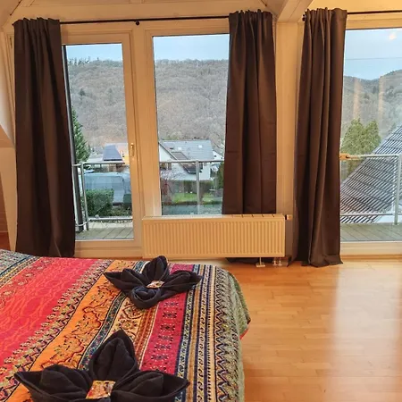 Lejlighed Xl Eifel House Fuer 14 Gaeste Mit Whirlpool, Wintergarten, Mehreren Terrassen Und Balkone Sowie Grossen Garten *
